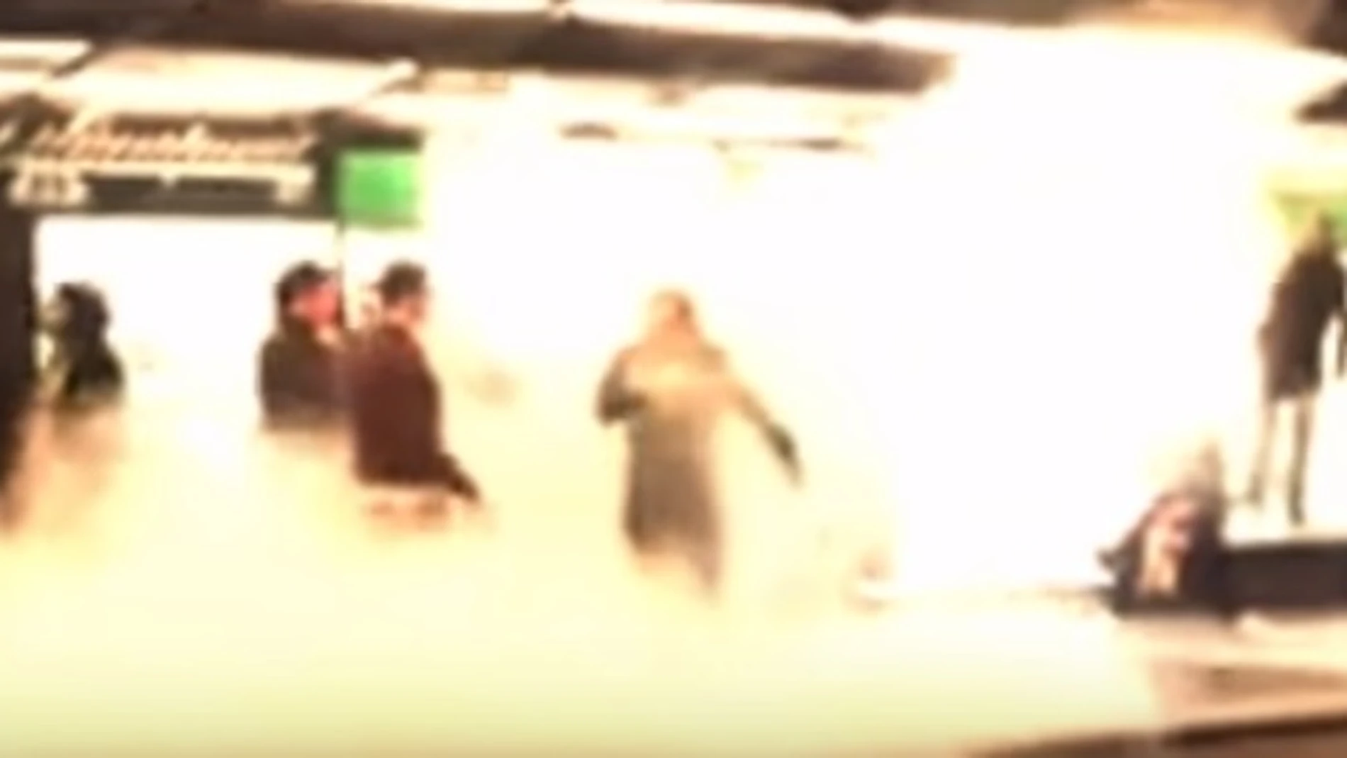 Aficionados del Arsenal descargan un extintor en el Metro de Barcelona Aficionados del Arsenal descargan un extintor en el Metro de Barcelona