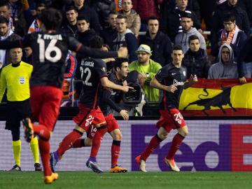 Los jugadores del Athletic celebran el gol en Mestalla