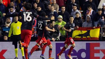 Los jugadores del Athletic celebran el gol en Mestalla