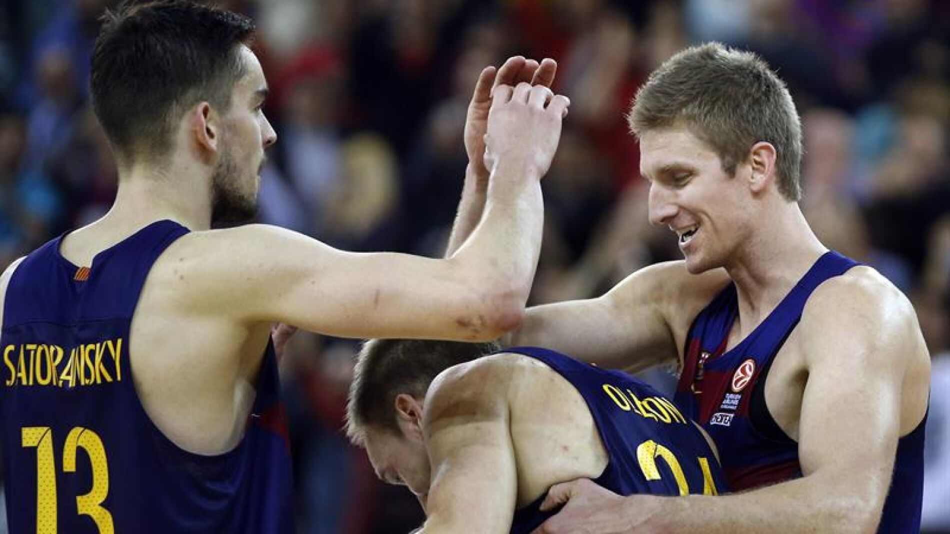 Los jugadores del Barcelona celebran el triunfo ante el Real Madrid