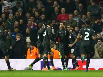 Los jugadores del Liverpool celebran el gol de Coutinho en Old Trafford Los jugadores del Liverpool celebran el gol de Coutinho en Old Trafford