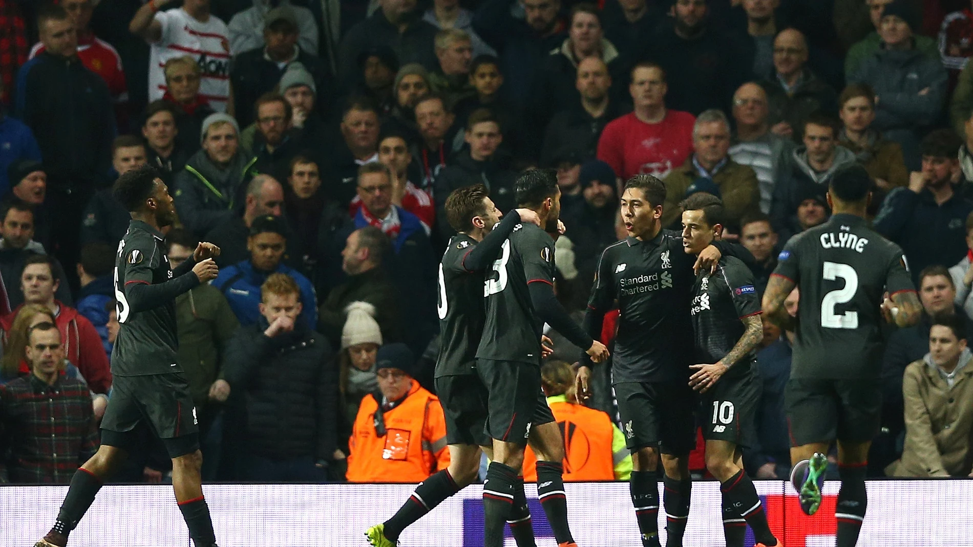 Los jugadores del Liverpool celebran el gol de Coutinho en Old Trafford Los jugadores del Liverpool celebran el gol de Coutinho en Old Trafford