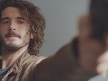 Víctor apunta con la pistola Víctor apunta con la pistola