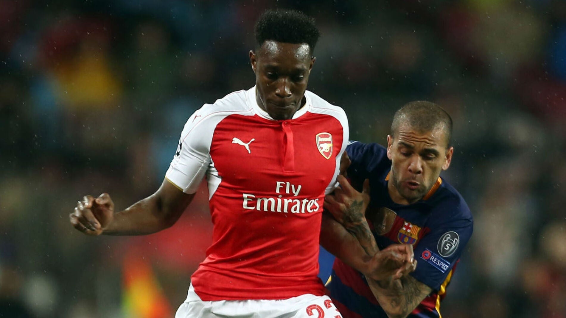Alves, en acci&oacute;n ante el Arsenal
