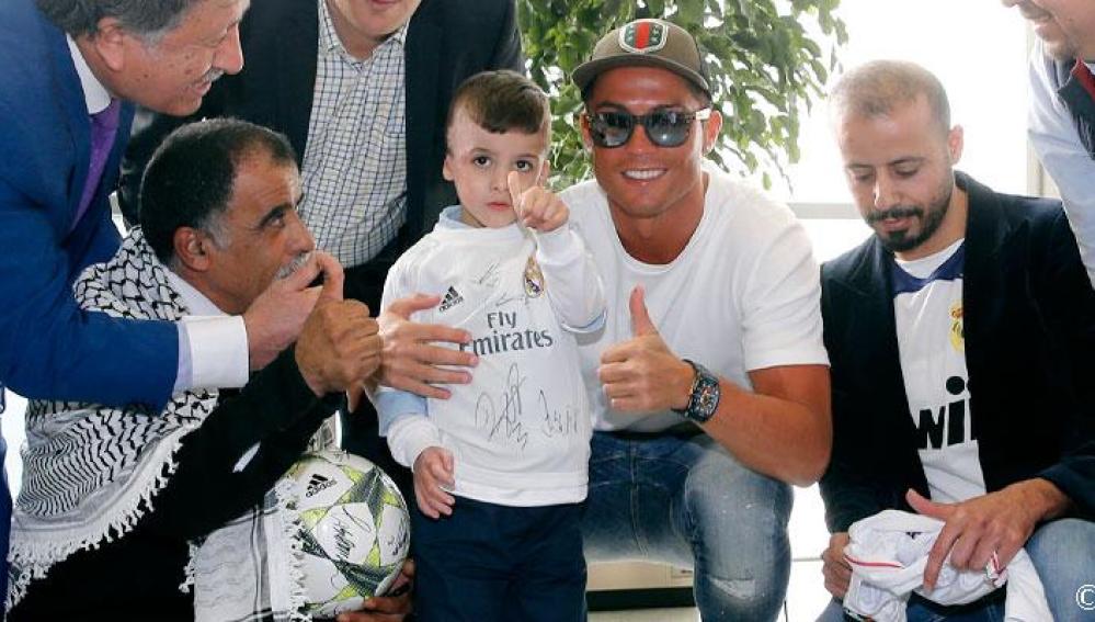 Ahmad posa junto a Cristiano Ronaldo