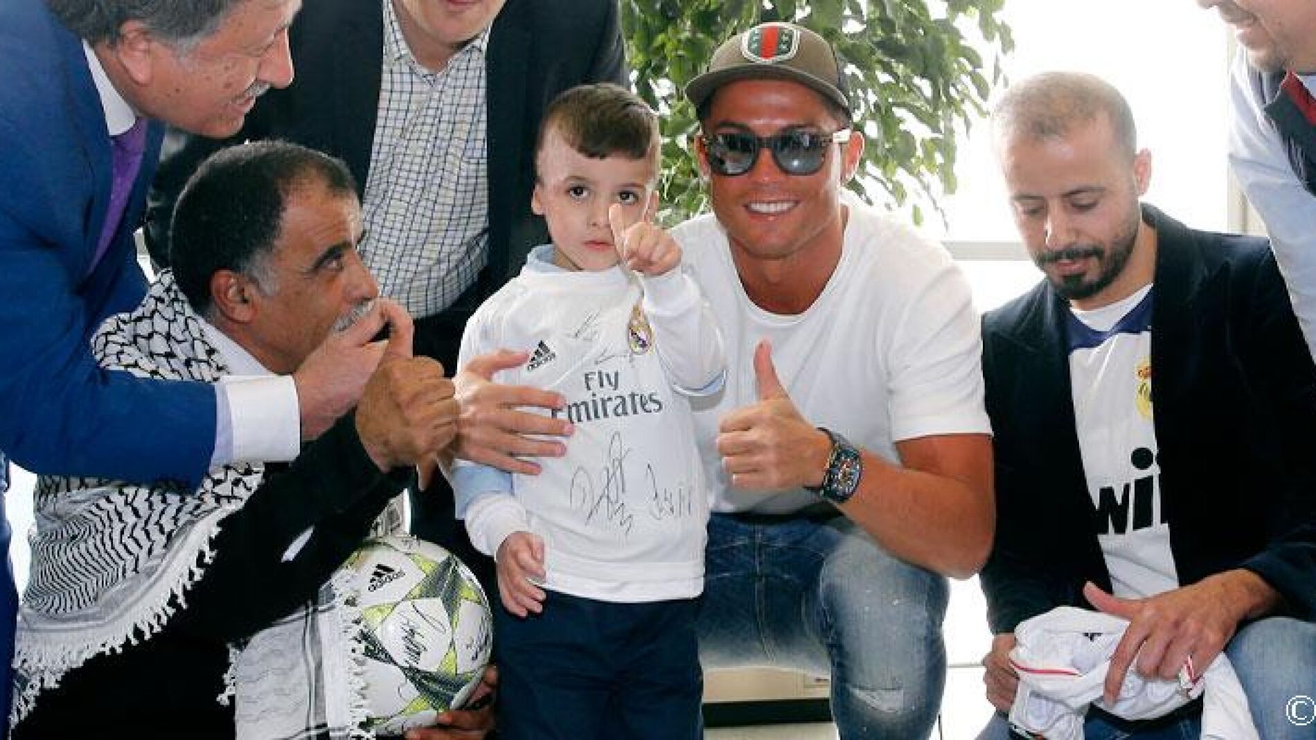 Ahmad posa junto a Cristiano Ronaldo