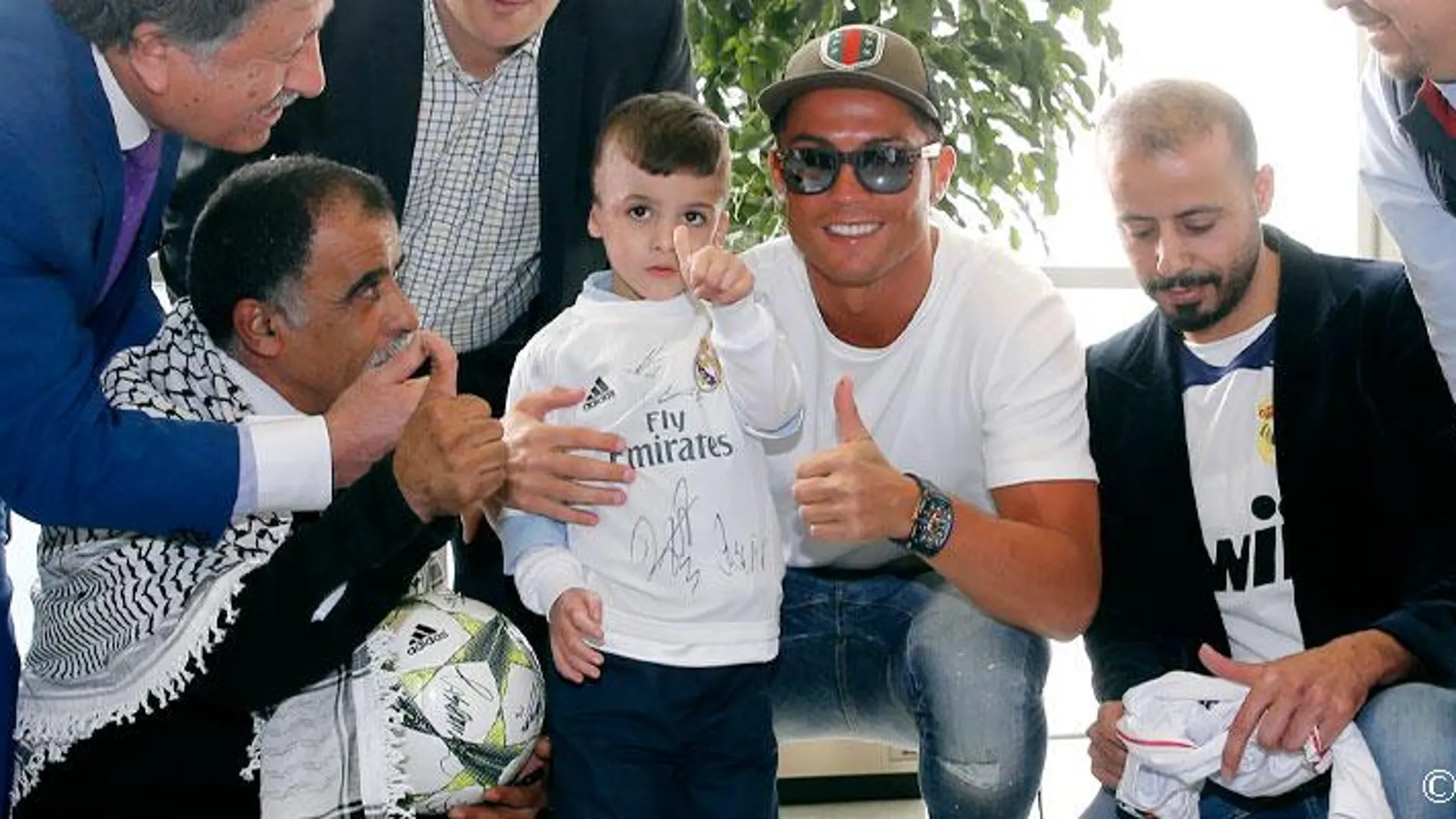 Ahmad posa junto a Cristiano Ronaldo Ahmad posa junto a Cristiano Ronaldo