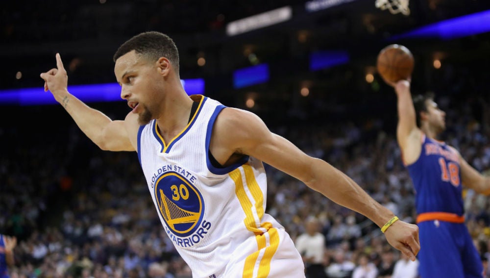 Stephen Curry celebra una canasta ante los Knicks
