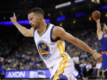 Stephen Curry celebra una canasta ante los Knicks