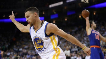 Stephen Curry celebra una canasta ante los Knicks