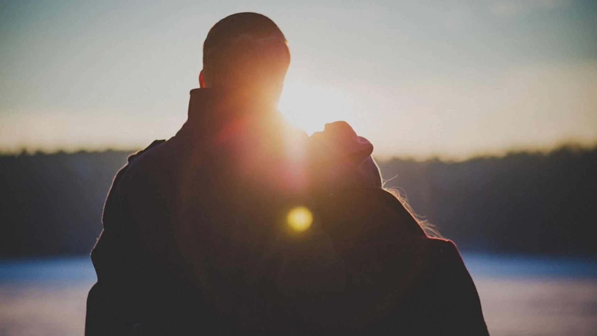 Una pareja joven enamorada Una pareja joven enamorada
