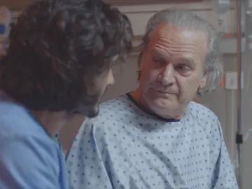 Víctor habla con el comisario Casas en el hospital Víctor habla con el comisario Casas en el hospital