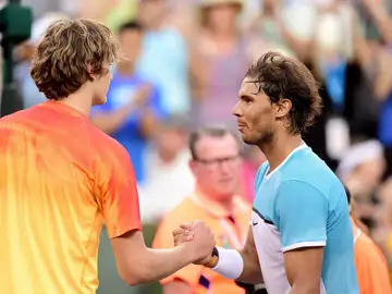 Nadal saluda a Zverev tras el partido Nadal saluda a Zverev tras el partido