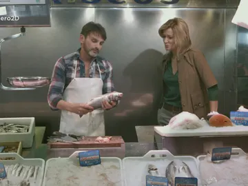 Fernando Tejero le enseña a Susanna Griso cómo se limpia el pescado Fernando Tejero le enseña a Susanna Griso cómo se limpia el pescado