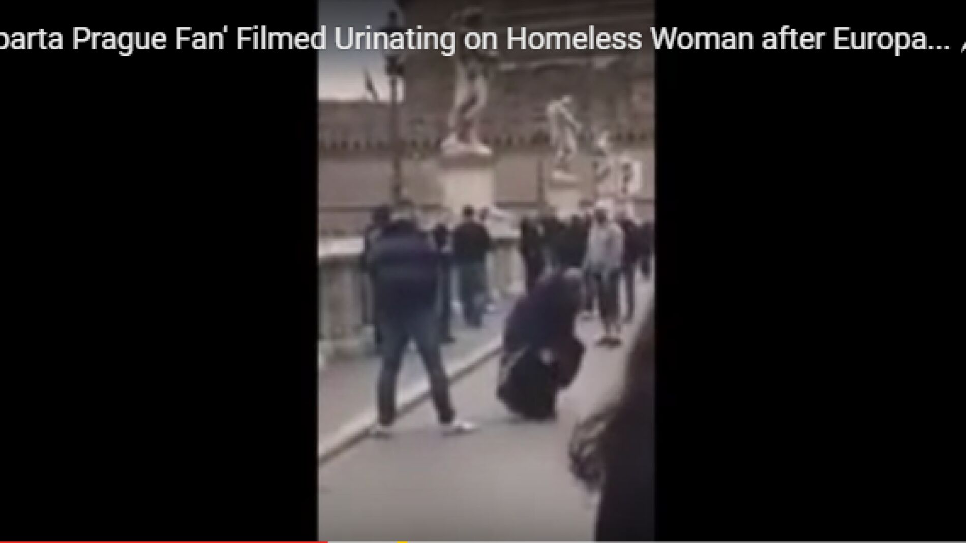 Un aficionado se orina sobre una mendiga en Roma