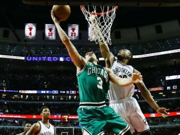 Doug McDermott anota ante los Nets