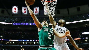 Doug McDermott anota ante los Nets