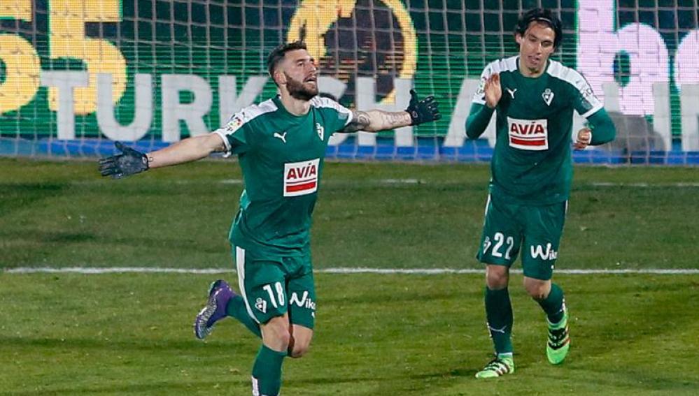 Borja Bastón celebra el tanto del Eibar