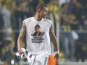 Dmitri Tarásov muestra una camiseta con la imagen de Putin