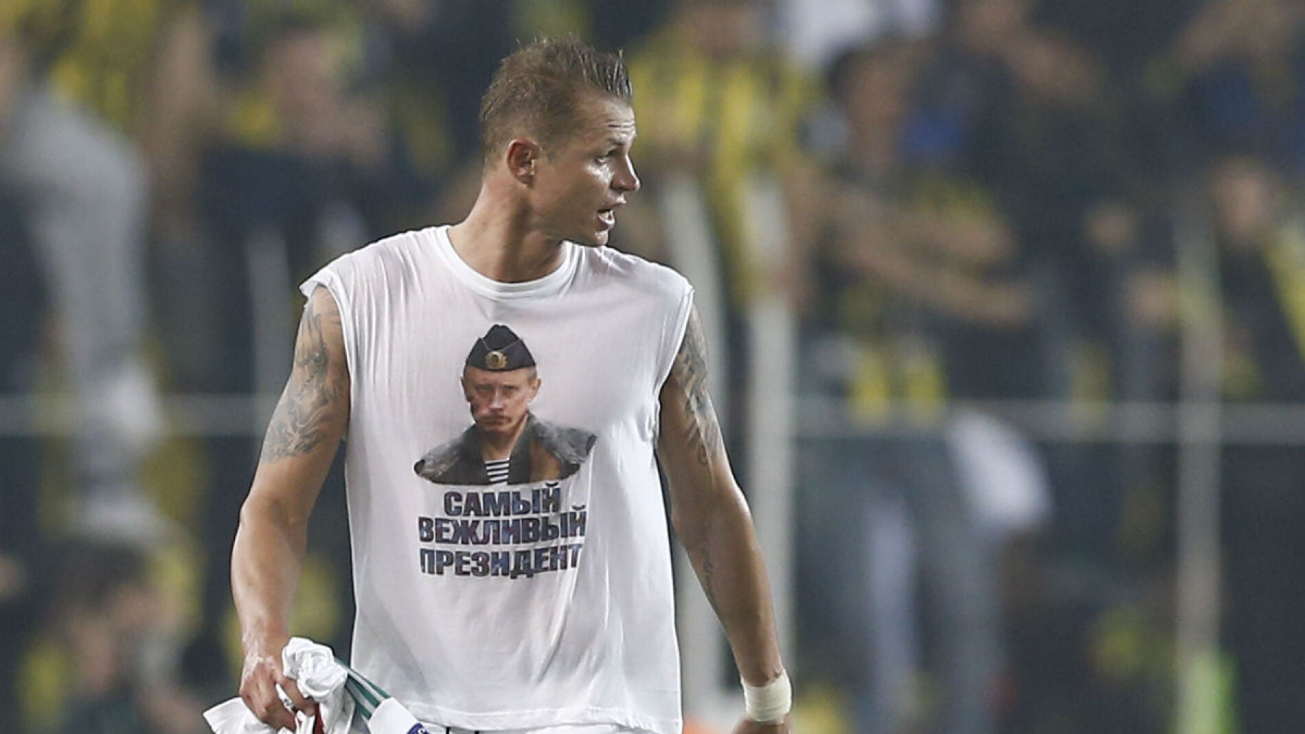 Dmitri Tar&aacute;sov muestra una camiseta con la imagen de Putin
