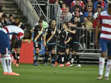 El Rayo festeja un gol contra el Granada El Rayo festeja un gol contra el Granada