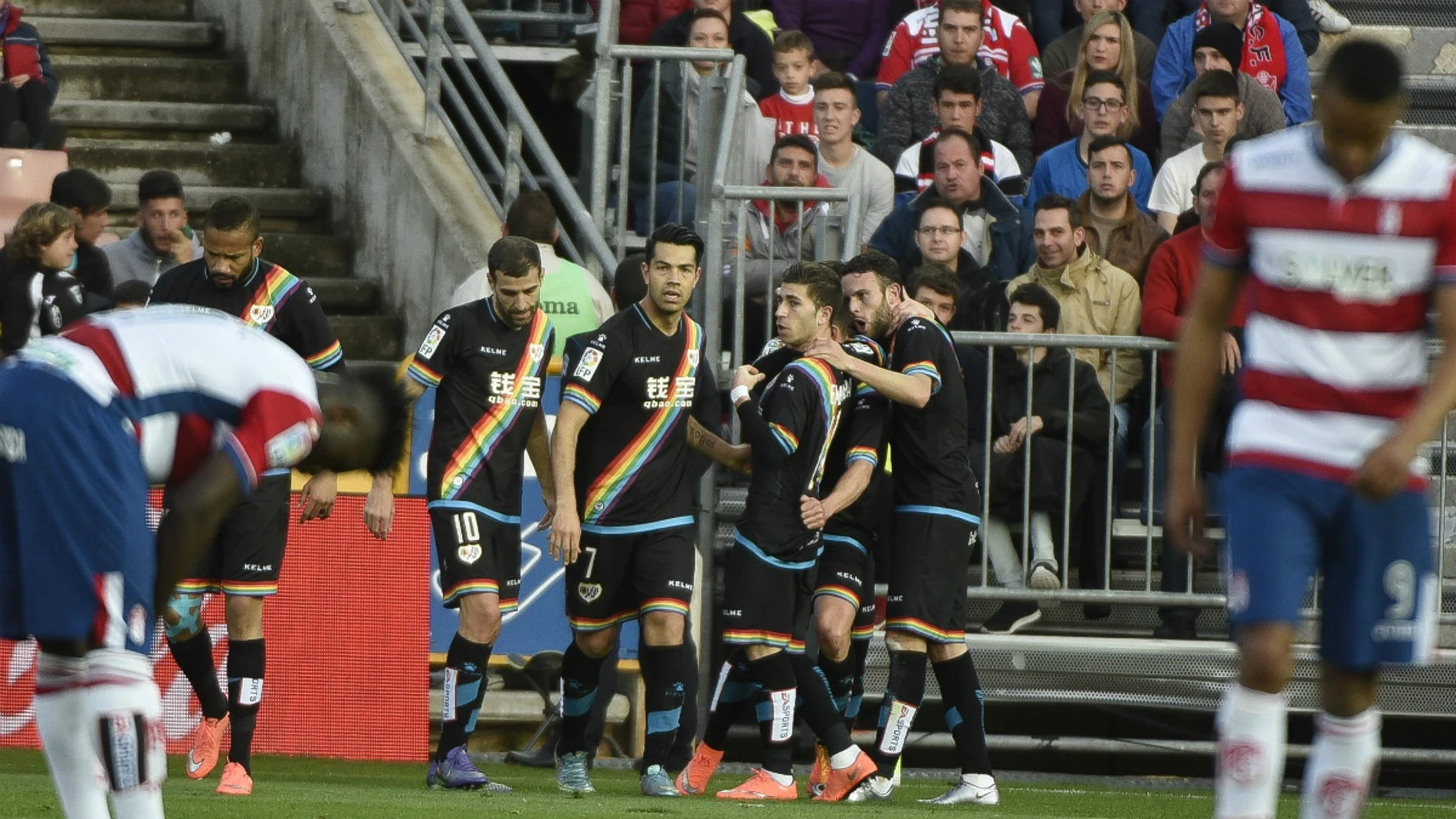 El Rayo festeja un gol contra el Granada El Rayo festeja un gol contra el Granada