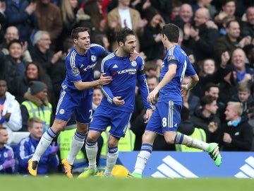 Cesc Fábregas celebra un tanto con el Chelsea 