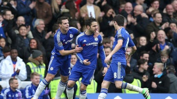 Cesc Fábregas celebra un tanto con el Chelsea 