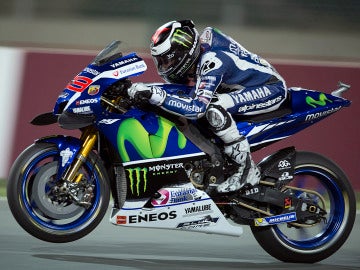 Jorge Lorenzo encima de su Yamaha.