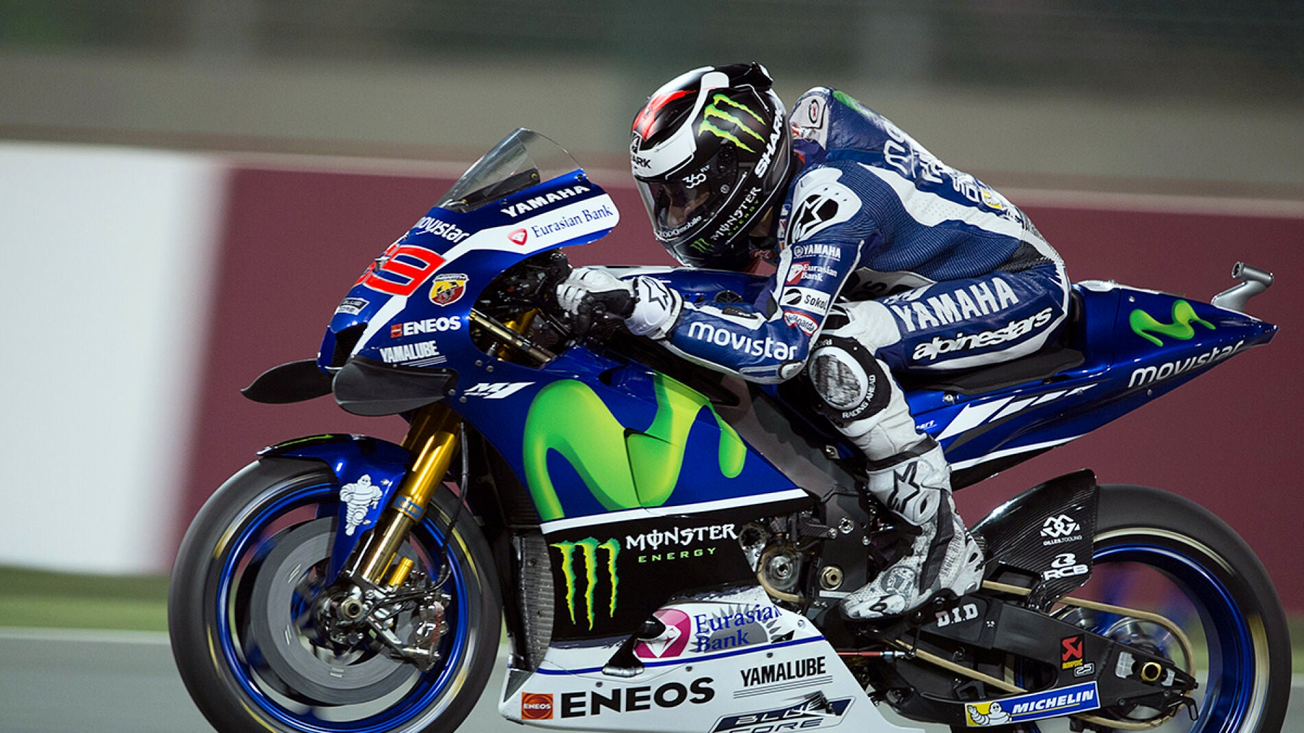 Jorge Lorenzo encima de su Yamaha.