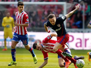Saúl pelea el balón ante los defensores del Sporting de Gijón Saúl pelea el balón ante los defensores del Sporting de Gijón