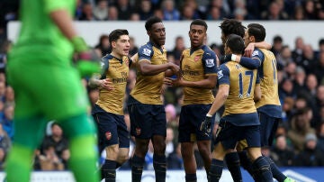 Los jugadores del Arsenal celebran un gol en Goodison Park