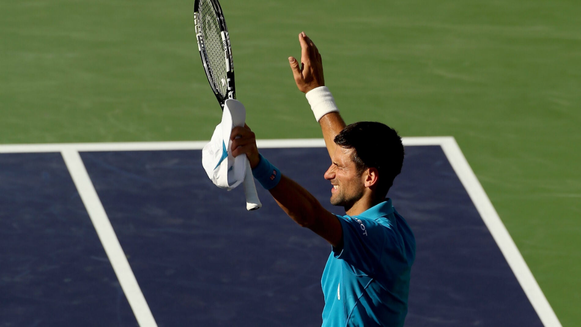 Djokovic, con las manos al cielo