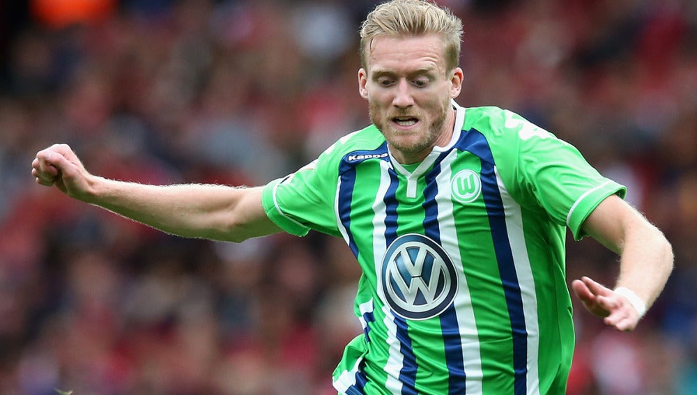 Andre Schurrle del Wolfburg corre con el balón durante el partido.