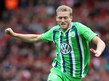 Andre Schurrle del Wolfburg corre con el balón durante el partido. Andre Schurrle del Wolfburg corre con el balón durante el partido.