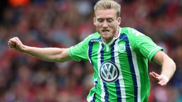 Andre Schurrle del Wolfburg corre con el balón durante el partido.