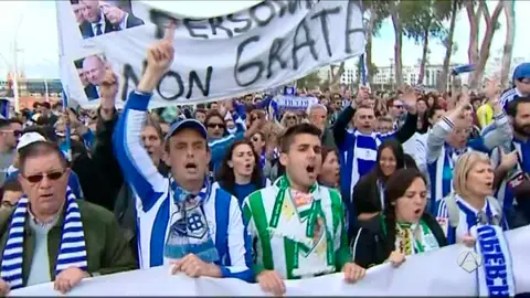 La afición del Recre apoyando a su equipo. La afición del Recre apoyando a su equipo.