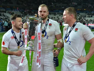 Danny Care, James Haskell y Dylan Hartley de Inglaterra celebrando la victoria con el trofeo. Danny Care, James Haskell y Dylan Hartley de Inglaterra celebrando la victoria con el trofeo.
