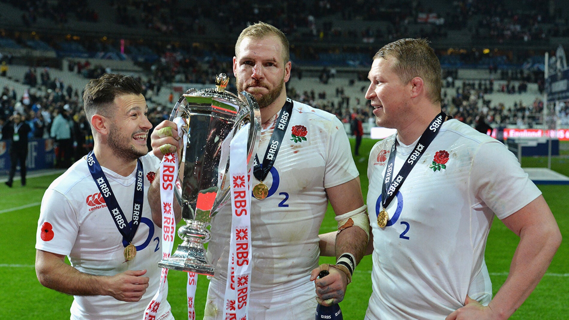 Danny Care, James Haskell y Dylan Hartley de Inglaterra celebrando la victoria con el trofeo.