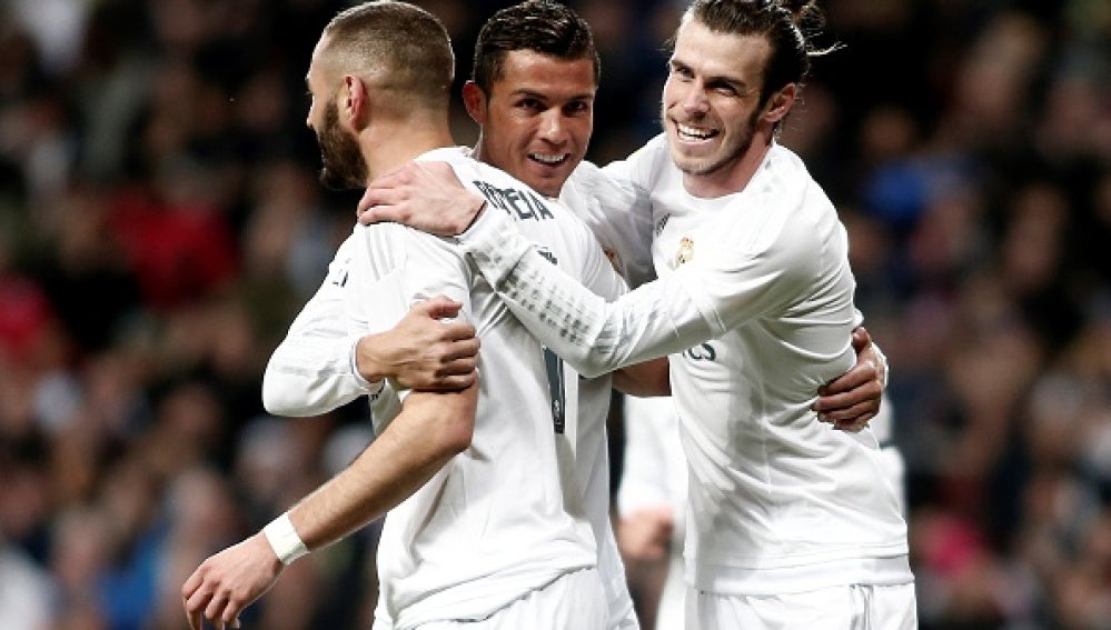 La BBC celebra un gol