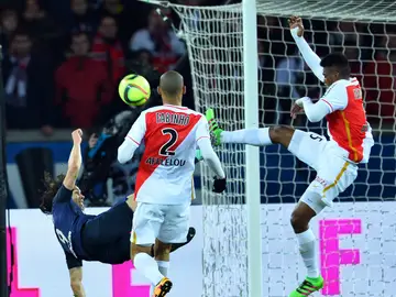Cavani intenta una tijera ante Fabinho Cavani intenta una tijera ante Fabinho