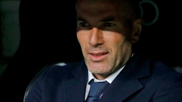 Zidane viendo el juego de los suyos frente al Sevilla.