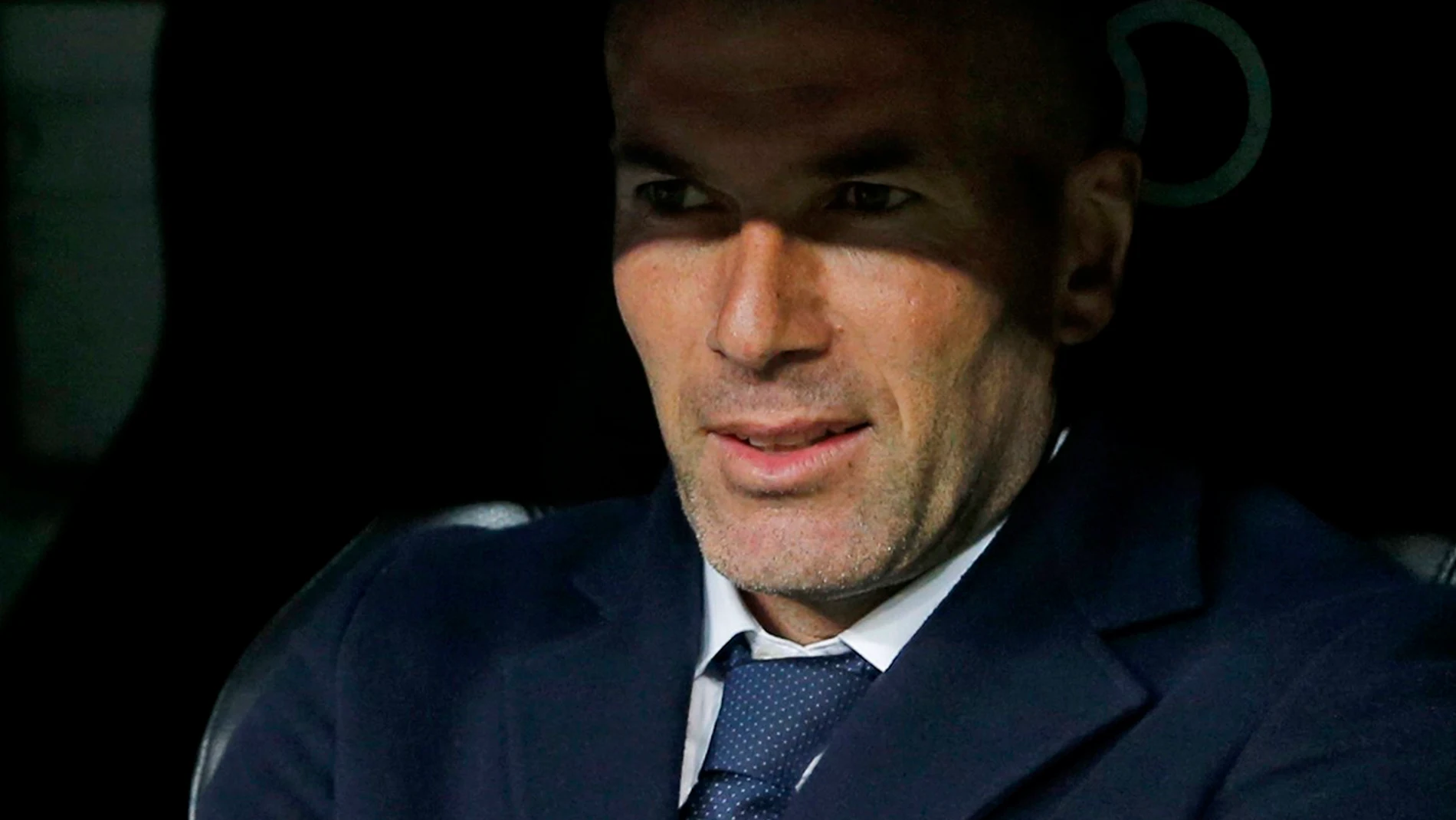 Zidane viendo el juego de los suyos frente al Sevilla. Zidane viendo el juego de los suyos frente al Sevilla.