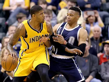 Paul George y Russell Westbrook durante el partido de NBA Paul George y Russell Westbrook durante el partido de NBA