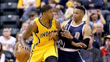 Paul George y Russell Westbrook durante el partido de NBA