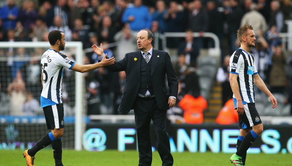 Benítez saluda a sus jugadores