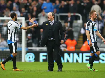 Benítez saluda a sus jugadores Benítez saluda a sus jugadores