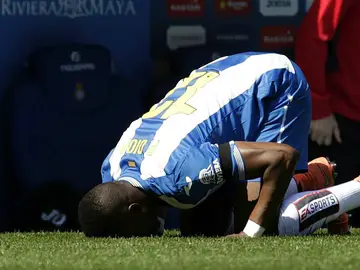Diop besa el césped Diop besa el césped