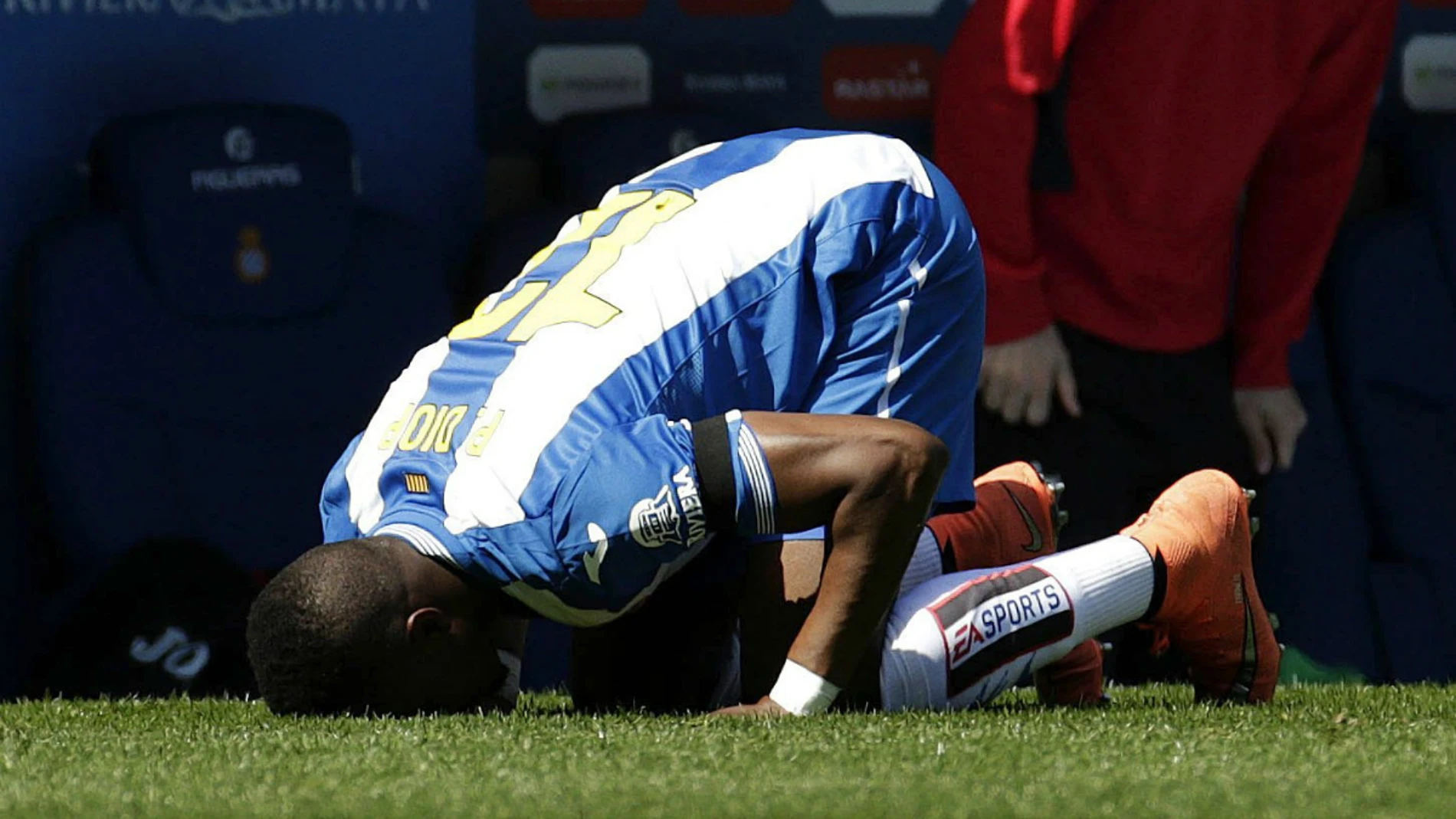 Diop besa el césped Diop besa el césped