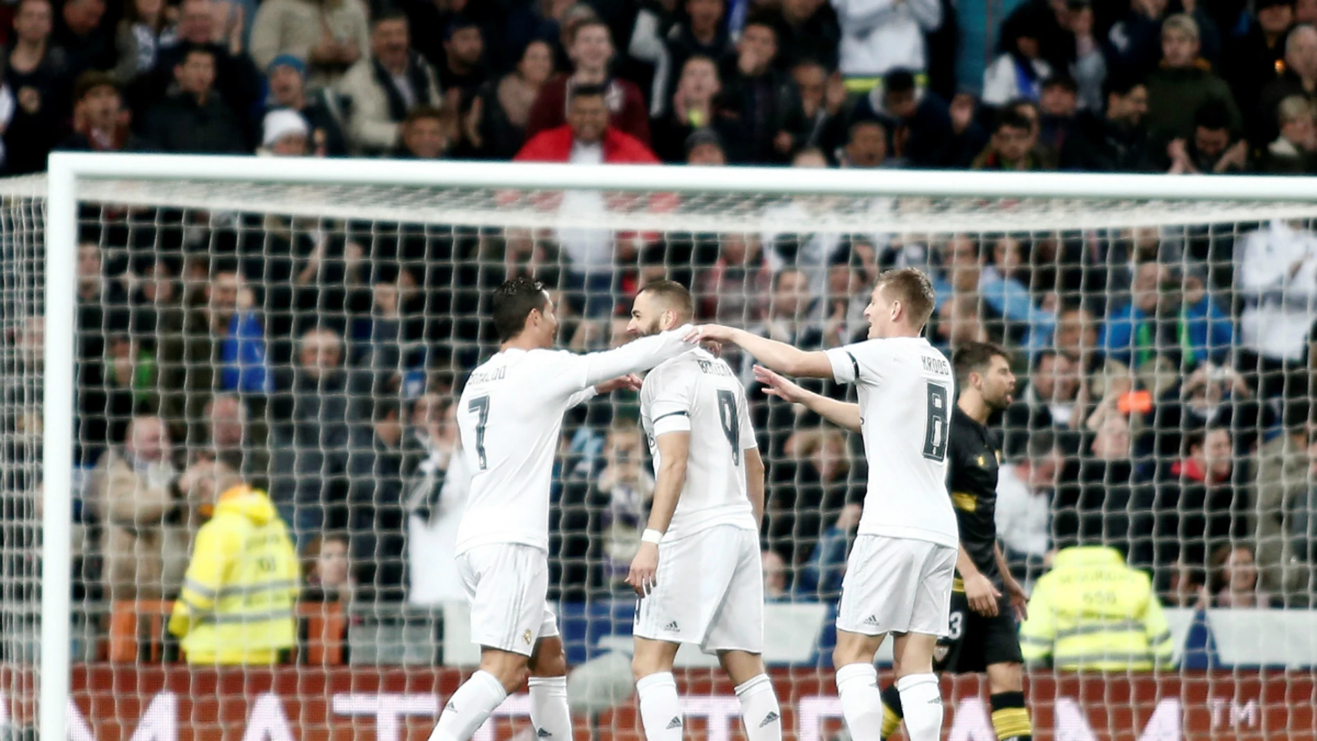Cristiano, Benzema y Kroos celebran un gol Cristiano, Benzema y Kroos celebran un gol